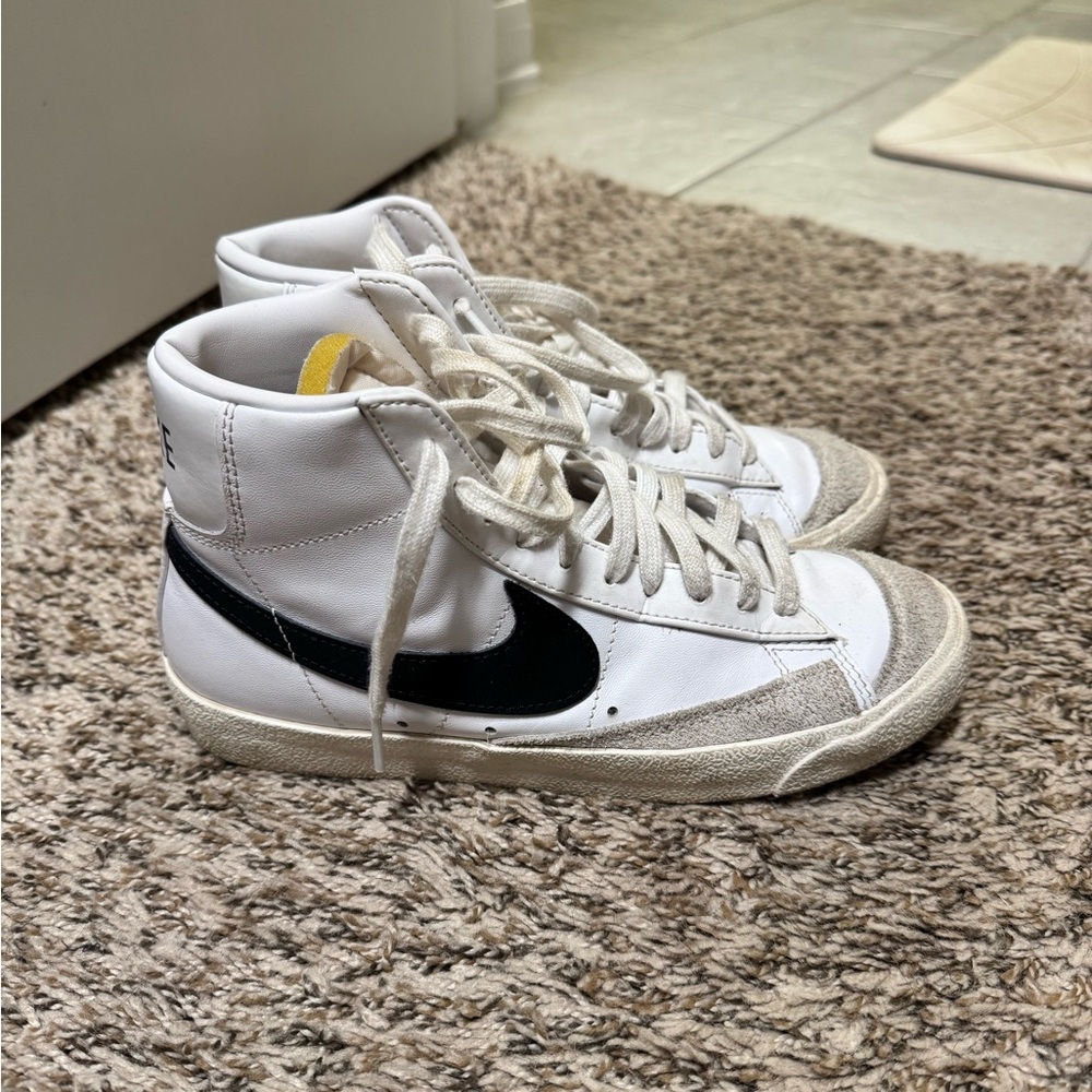 Nike White and Black Sneakers